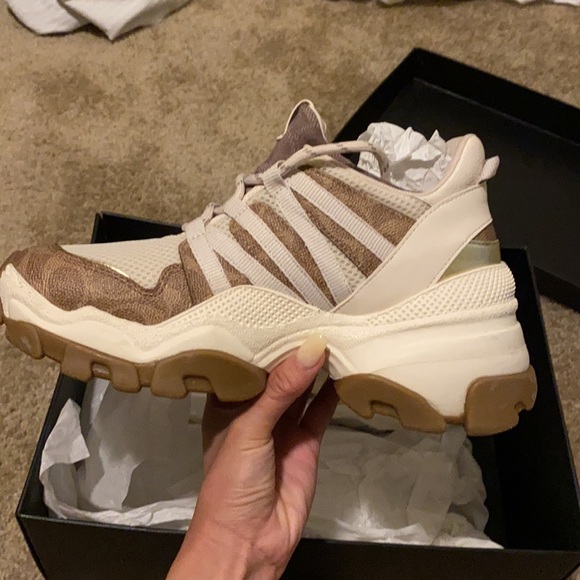 Coach platform - Picture 3 of 3